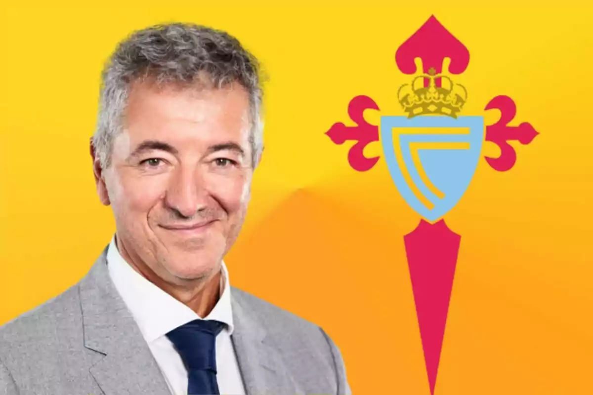 Un hombre con traje gris y corbata azul sonriendo frente a un fondo amarillo con un escudo rojo y azul.