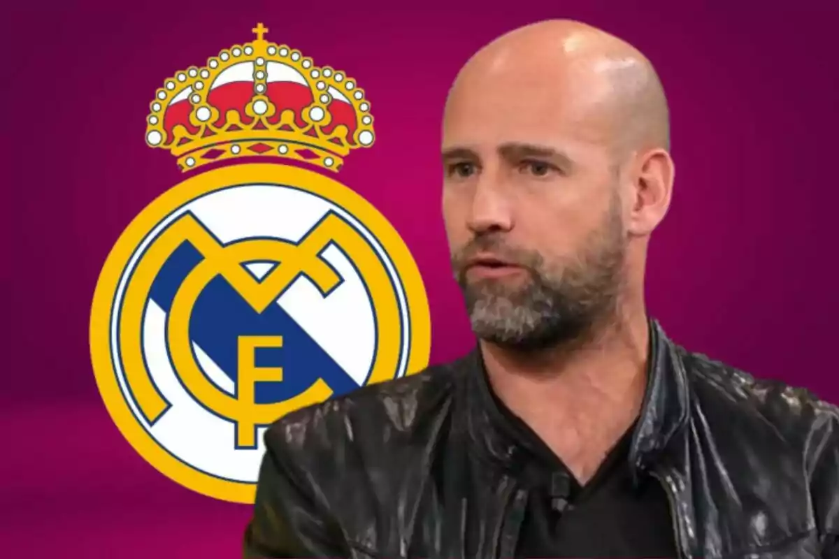 Un hombre con chaqueta de cuero frente al logo del Real Madrid sobre un fondo morado.