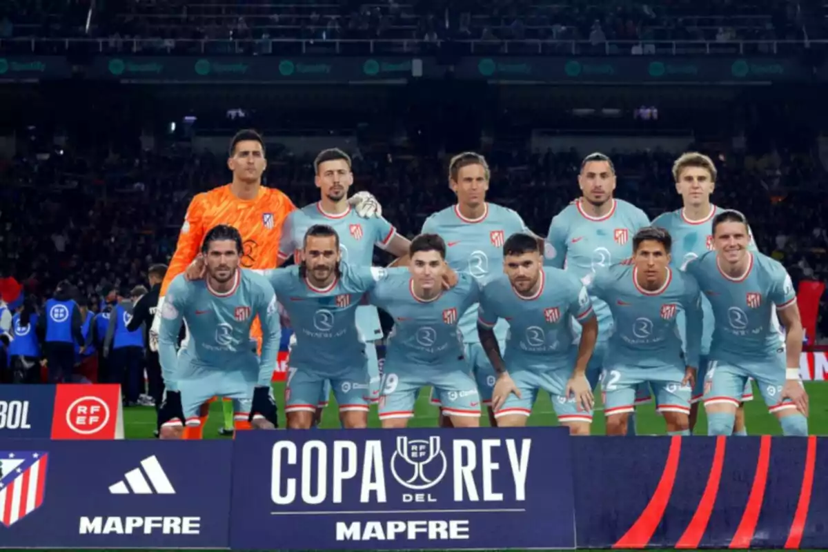 Equipo de fútbol posando en el campo antes de un partido de la Copa del Rey.