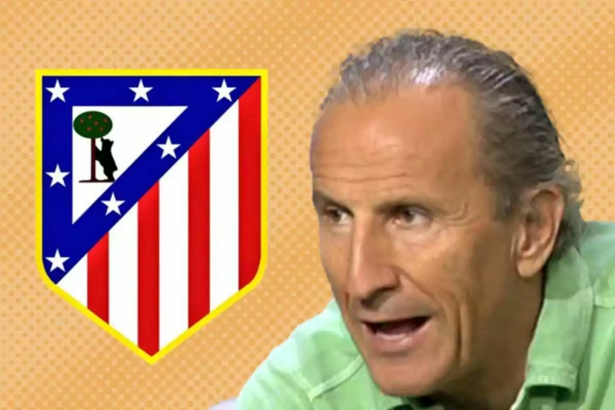 Un hombre hablando con el escudo del Atlético de Madrid al lado sobre un fondo naranja.