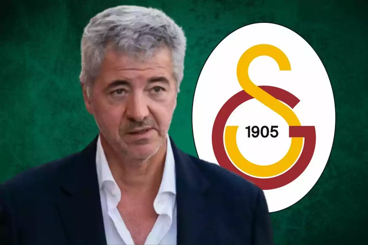 Un hombre de cabello canoso con barba incipiente y traje oscuro está frente a un fondo verde con el logo del Galatasaray.