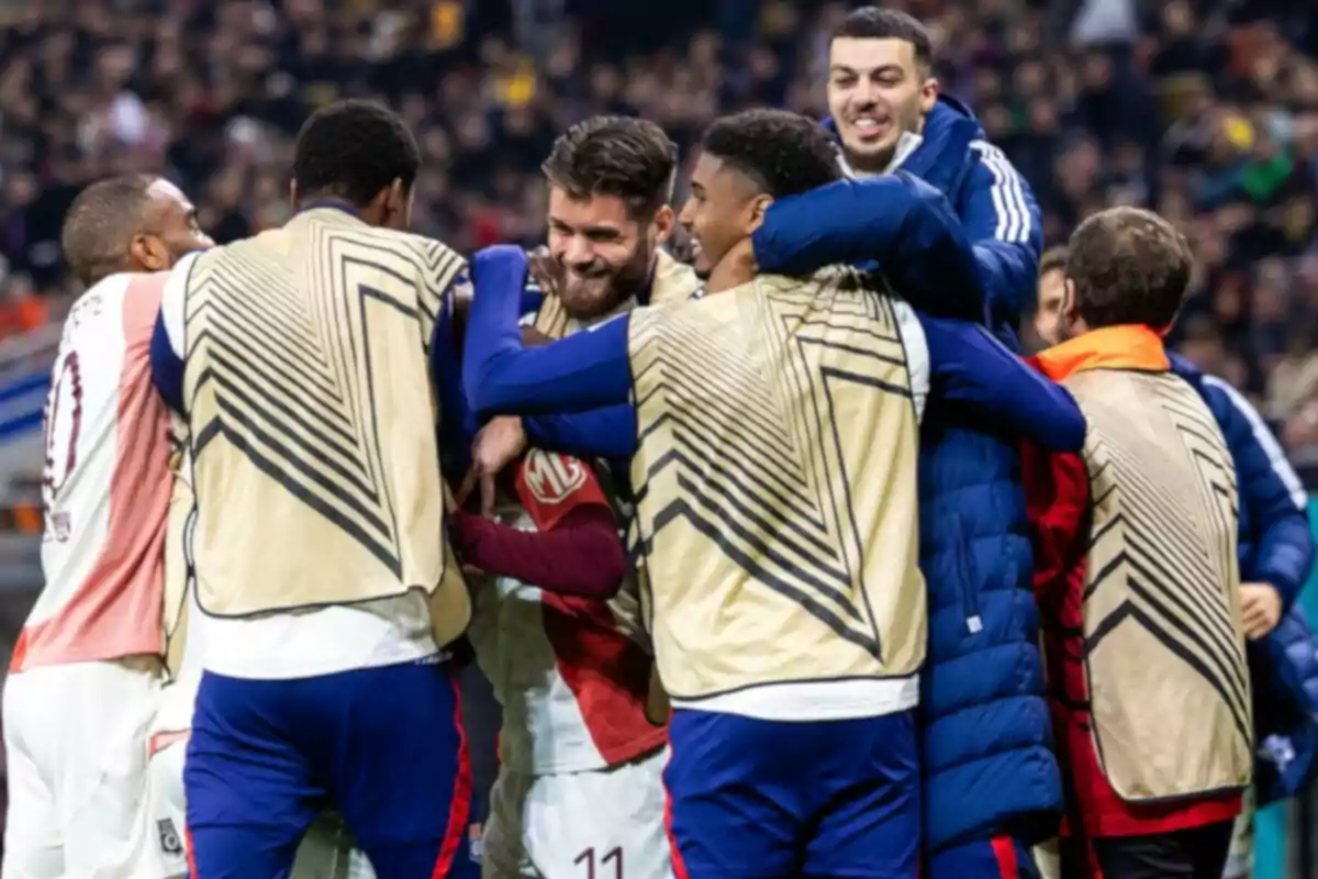 Un grupo de jugadores de fútbol celebrando juntos en el campo. Un grupo de jugadores de fútbol celebrando juntos en el campo.