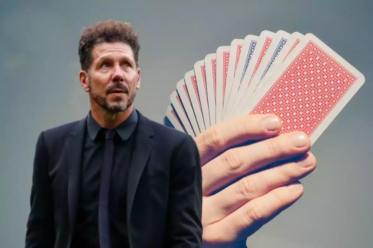 Imagen de Simeone en un montaje con unas cartas