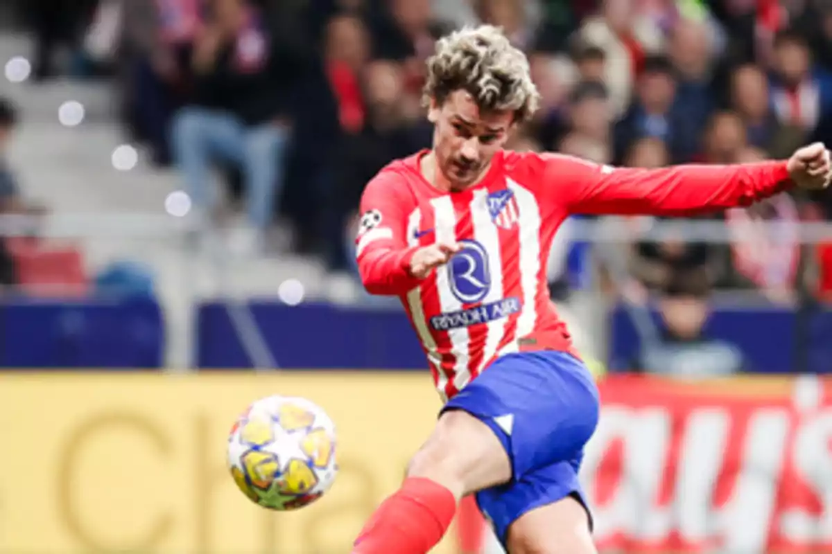 Griezmann golpeando el balón