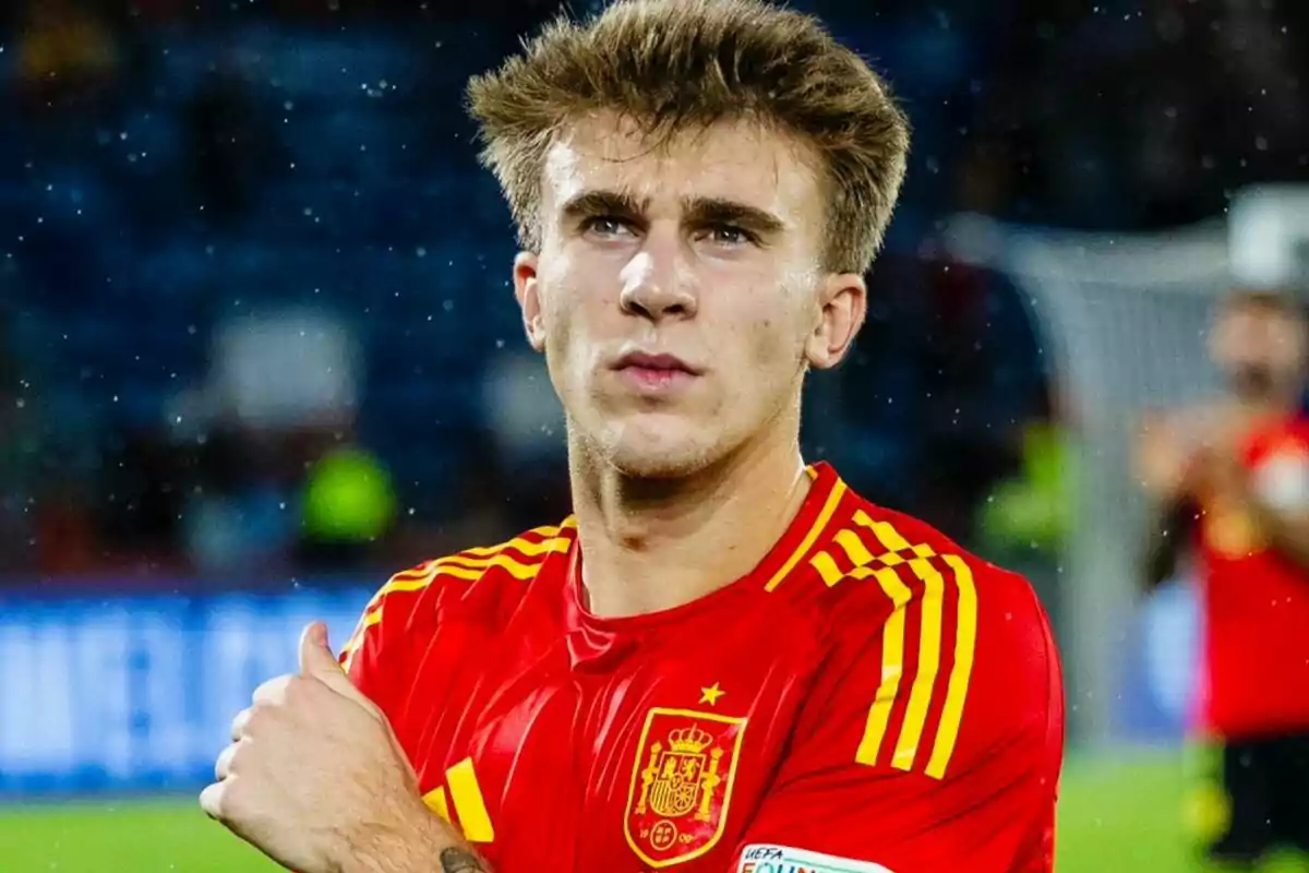 Un jugador de fútbol con la camiseta de la selección de España en el campo.