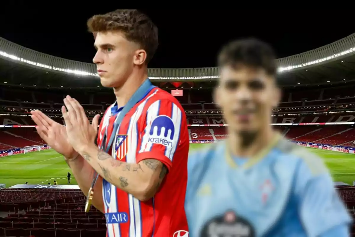 Dos jugadores de fútbol en un estadio, uno con uniforme rojo y blanco aplaudiendo y otro con uniforme celeste desenfocado en primer plano.