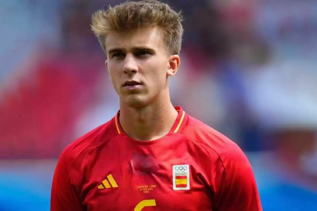 Un jugador de fútbol con la camiseta roja de la selección de España.