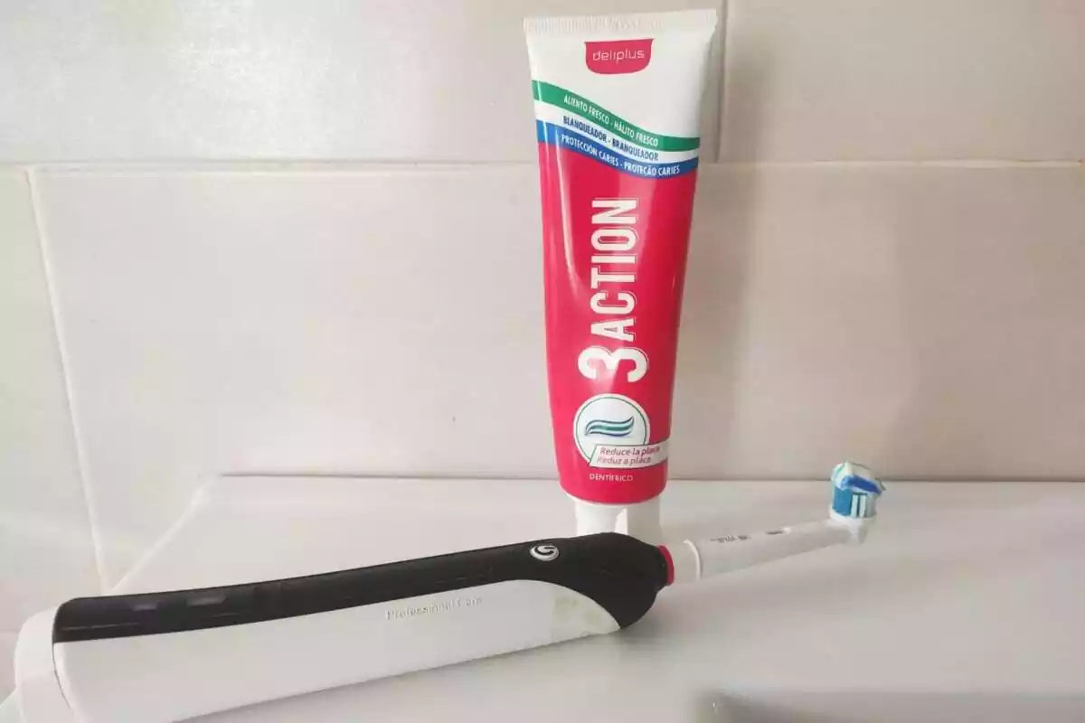 Cepillo de dientes con bote de pasta 3 action de Deliplus de Mercadona
