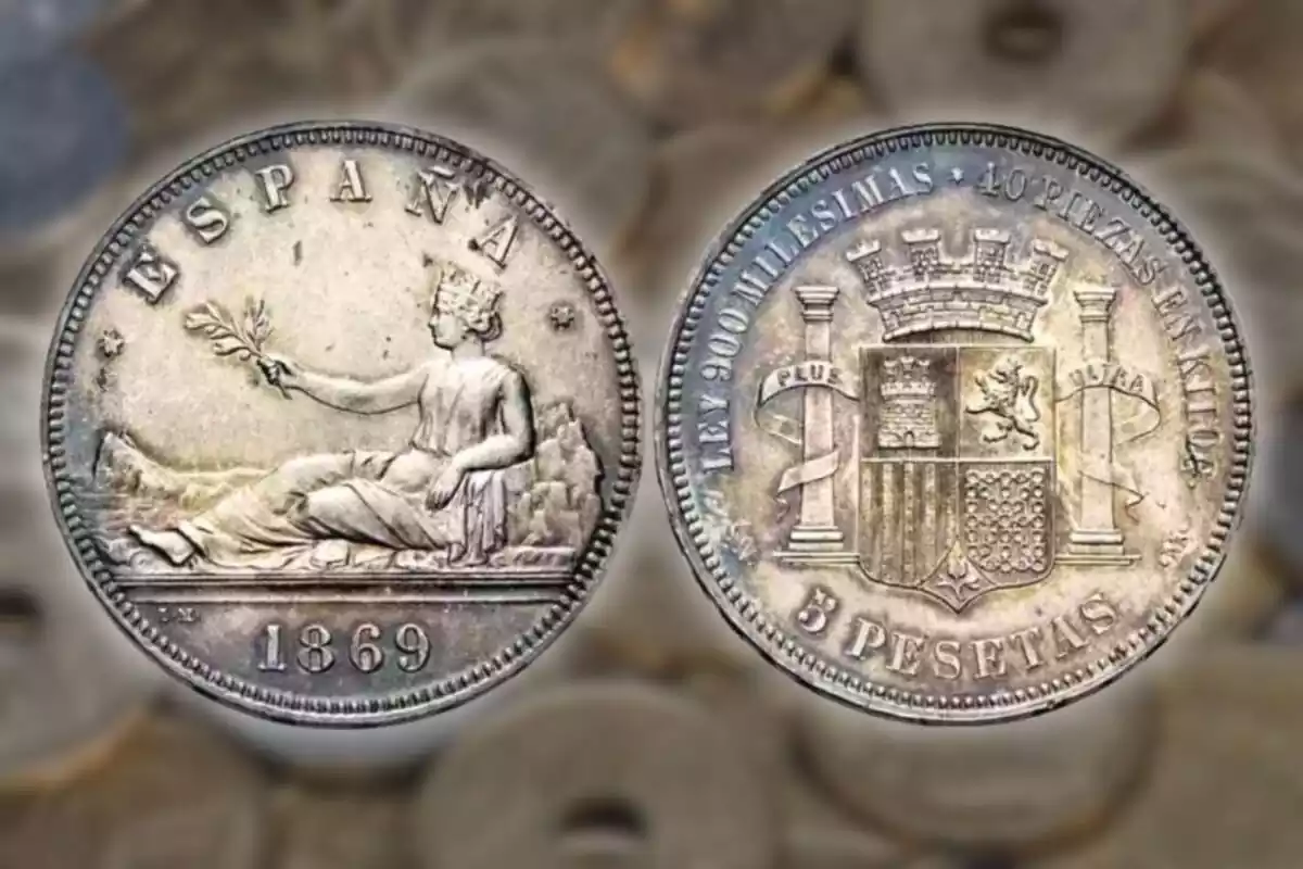 Imagen de fondo de varias pesetas amontonadas y otra de las 5 pesetas de 1869 por delante y por detrás, con una mujer dibujada sentada y un escudo
