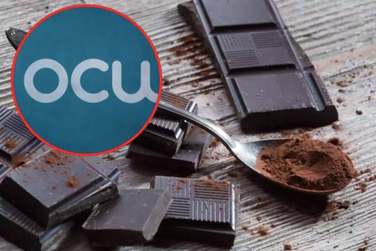 Montaje con trozos de chocolate negro y cuchara con cacao y círculo rojo con logo de la OCU
