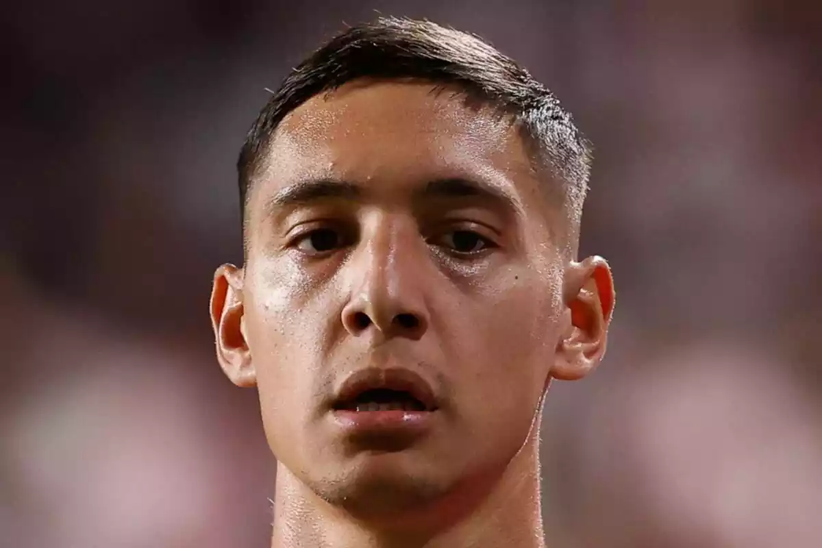 Primer plano del futbolista Nahuel Molina con el rostro serio durante un partido