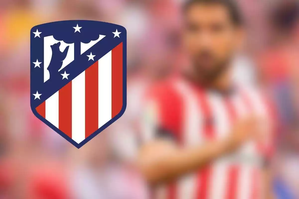 Imagen del escudo del Atlético de Madrid en un montaje con Raúl García