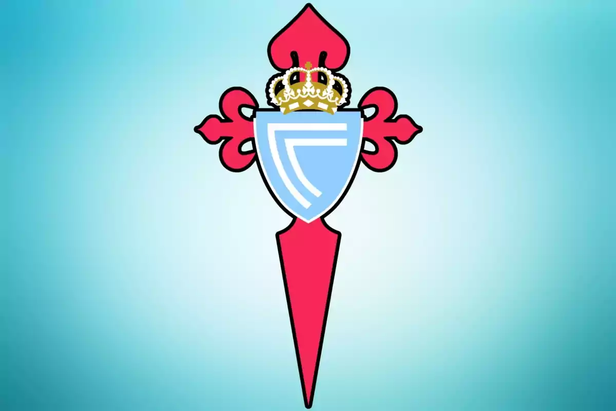 Escudo de un equipo de fútbol con una cruz roja y una corona sobre un fondo azul claro.