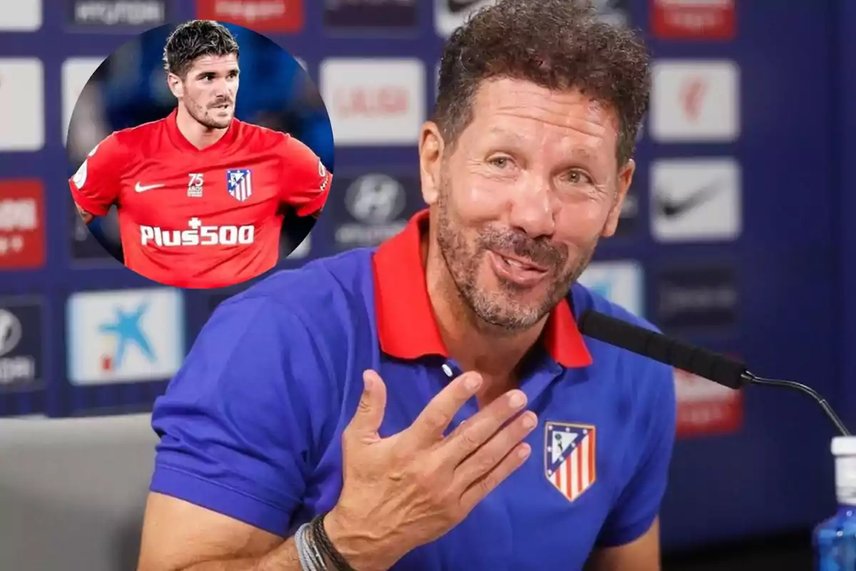 Un hombre con una camiseta del Atlético de Madrid hablando en una conferencia de prensa, con la imagen de un jugador del equipo en la esquina superior izquierda.