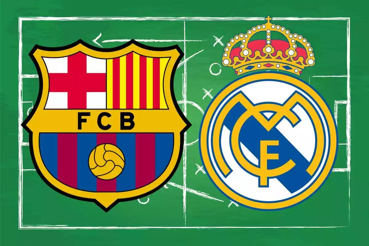 Montaje con los escudos del FC Barcelona y el Real Madrid sobre una pizarra de fútbol