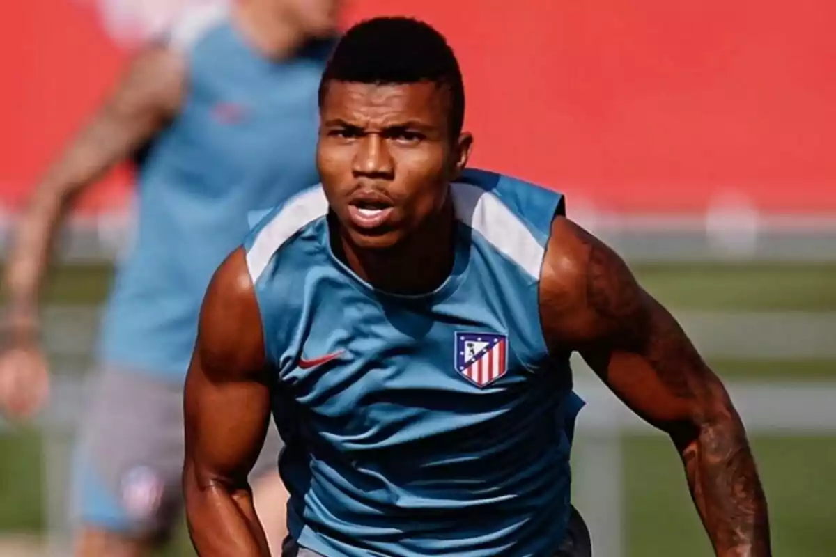 Un jugador de fútbol con camiseta de entrenamiento del Atlético de Madrid en una sesión de práctica.