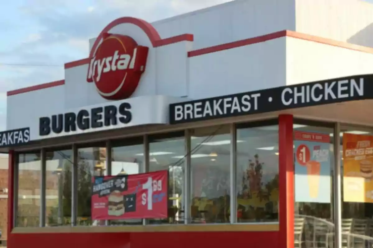 Fachada de un restaurante Krystal con letreros que anuncian hamburguesas, desayuno y pollo Fachada de un restaurante Krystal con letreros que anuncian hamburguesas, desayuno y pollo