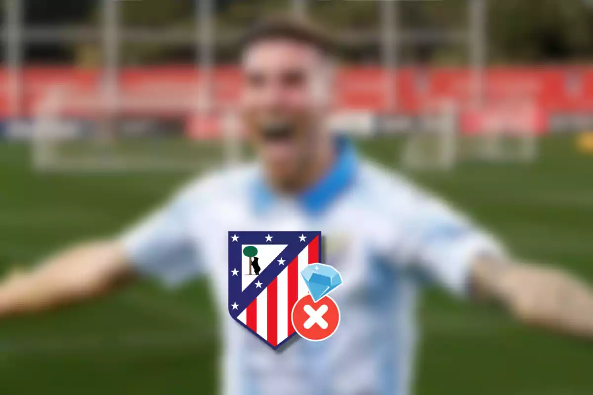 Un jugador de fútbol celebrando en un campo con el escudo del Atlético de Madrid y un ícono de diamante con una cruz roja superpuestos.