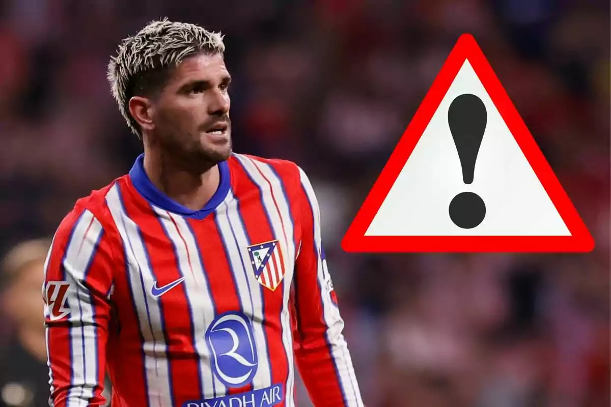 Jugador del Atlético de Madrid con un signo de advertencia.