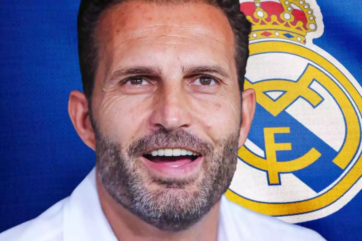 Rubén Baraja con cara de sorpresa y la boca abierta con una bandera del Real Madrid de fondo