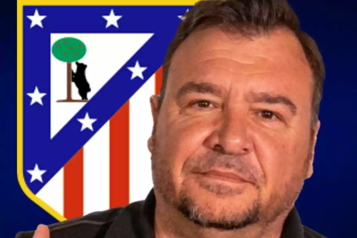 Hombre de cabello corto y barba frente al escudo del Atlético de Madrid