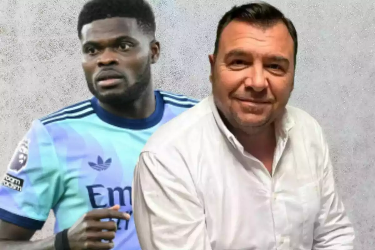 Dos hombres, uno con camiseta deportiva azul y otro con camisa blanca, posan juntos frente a un fondo gris.