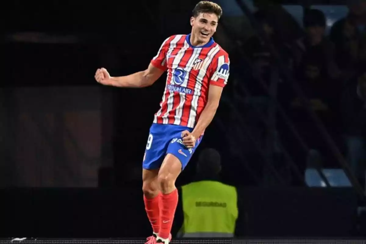 Jugador de fútbol celebrando un gol con el uniforme del Atlético de Madrid.