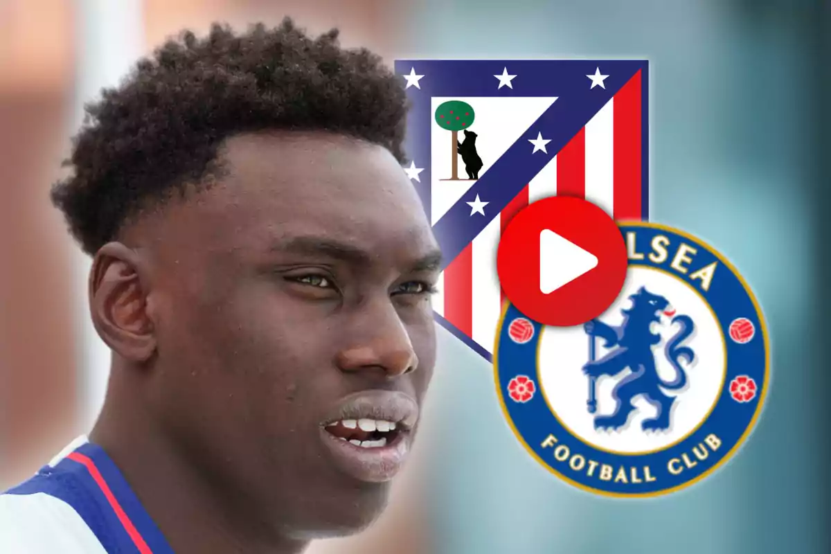 Un jugador de fútbol con los logotipos del Atlético de Madrid y el Chelsea FC en el fondo.