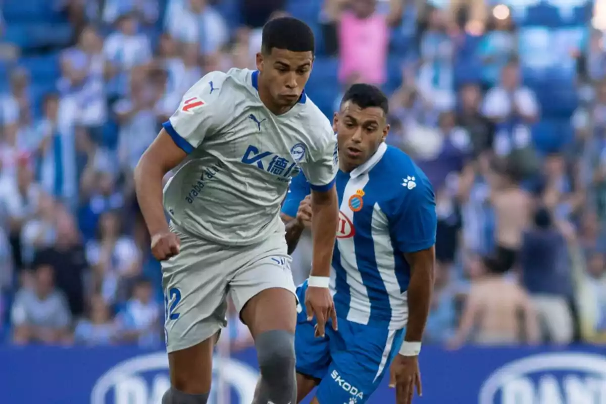 Dos jugadores de fútbol compiten por el balón en un partido.