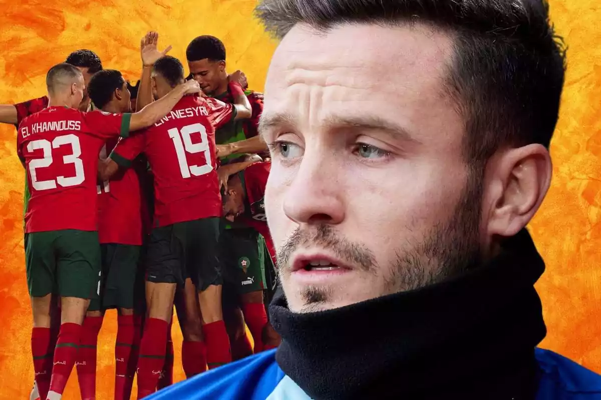 Saúl mirando hacia un costado mientras la selección de Marruecos celebra un gol