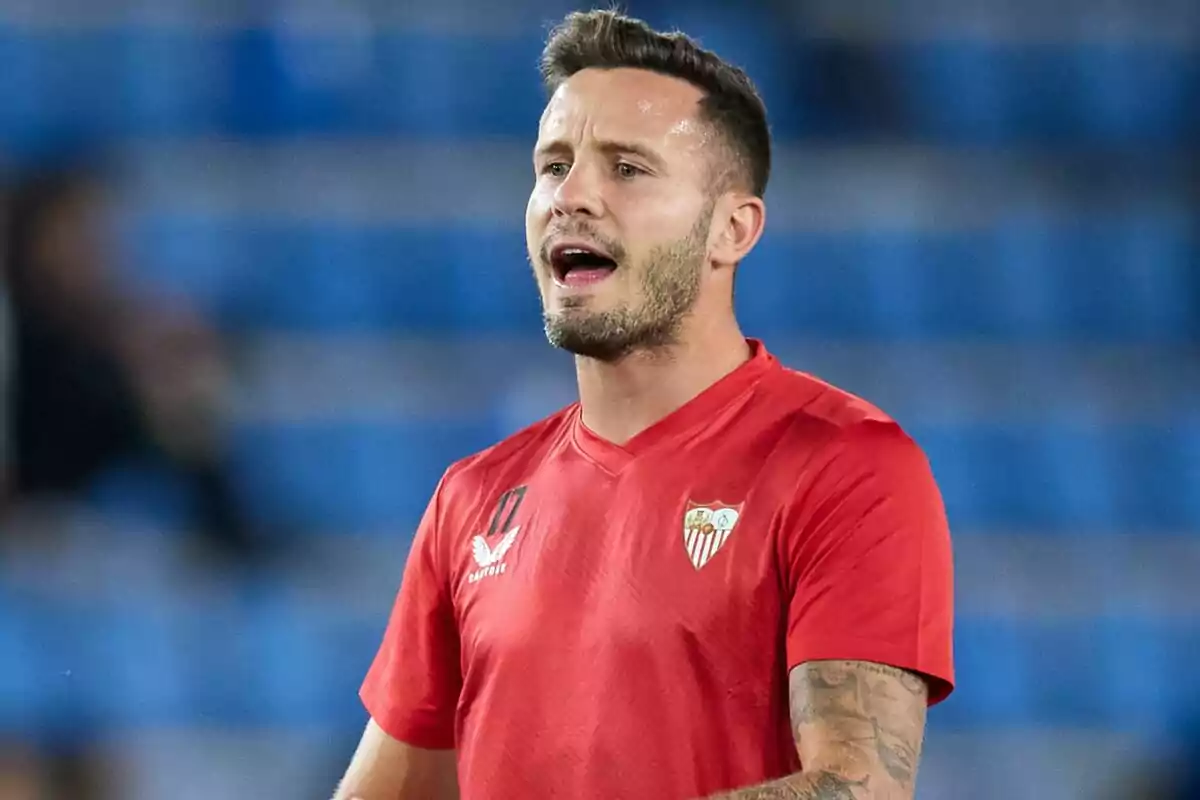 Jugador de fútbol con camiseta roja del Sevilla FC en un estadio