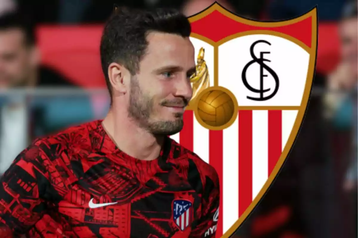 Un jugador de fútbol con la camiseta del Atlético de Madrid frente al escudo del Sevilla FC.