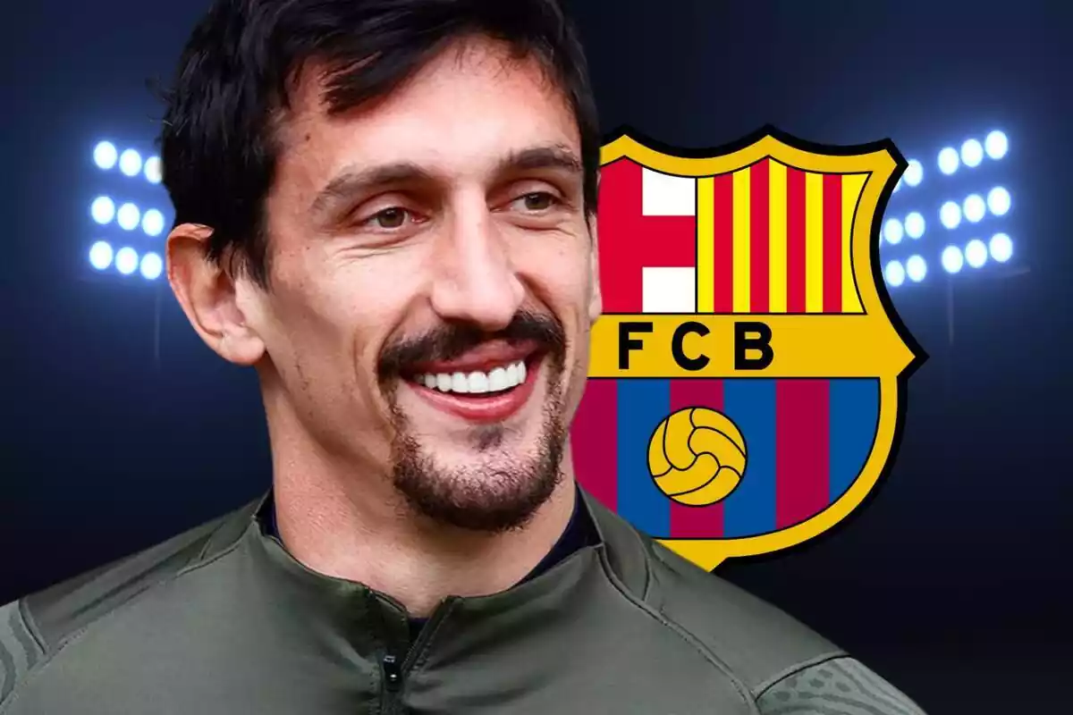 Stefan Savic en primer plano y con una gran sonrisa al lado del escudo del FC Barcelona