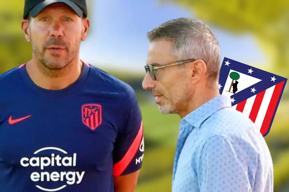 Dos hombres conversando, uno con camiseta del Atlético de Madrid y el otro con camisa azul, con el logo del equipo en el fondo.