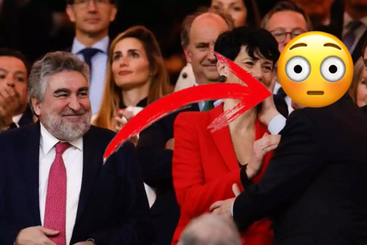 Un grupo de personas en un evento formal, con una flecha roja y un emoji de cara sorprendida sobre una de las personas.