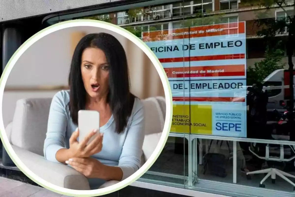 Una mujer sorprendida mirando su teléfono móvil con una oficina de empleo de la Comunidad de Madrid en el fondo.