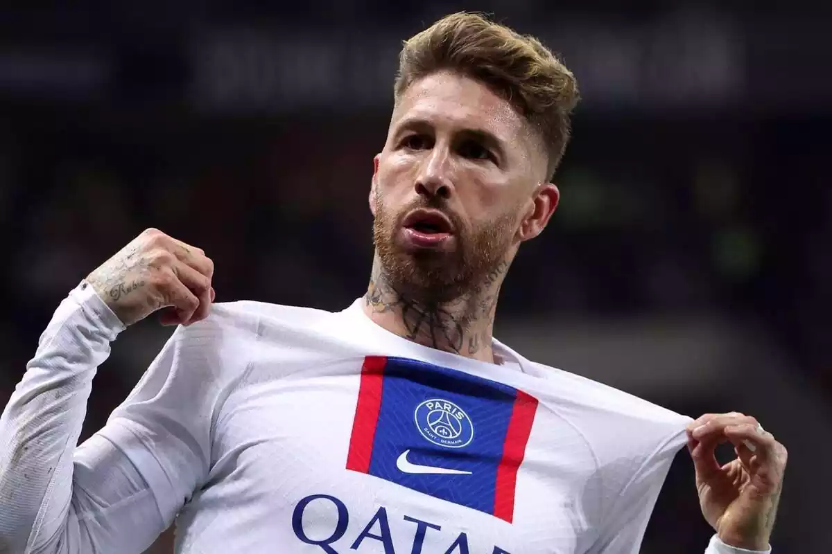 Sergio Ramos estirándose la camiseta del PSG