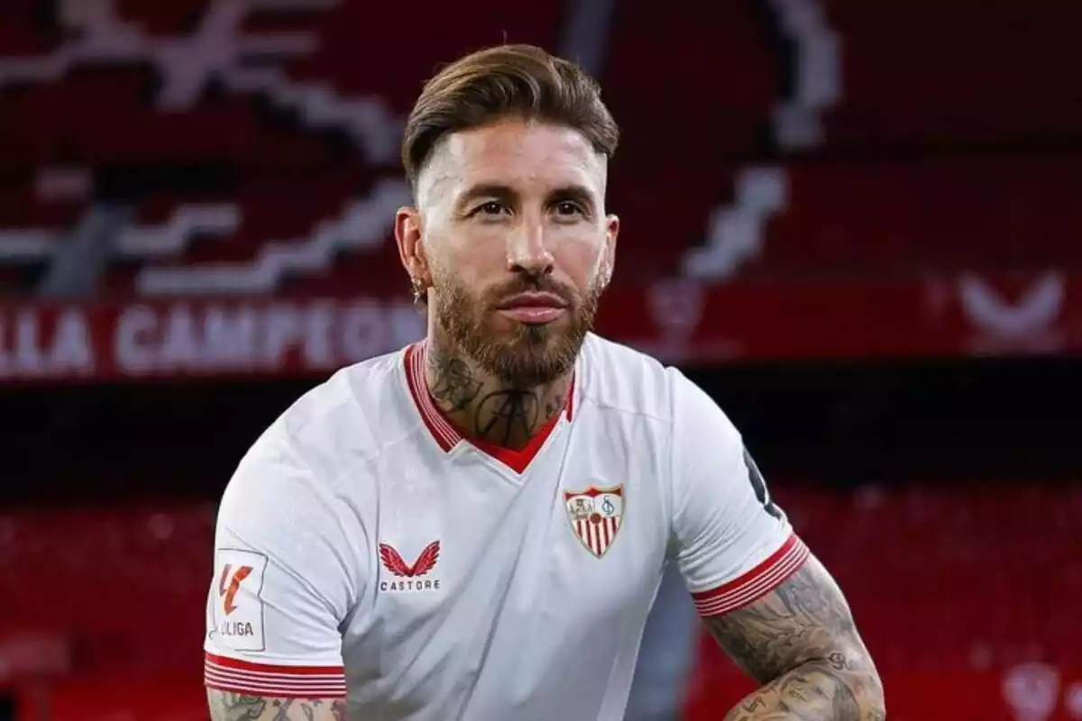 Sergio Ramos posando con la camiseta del Sevilla