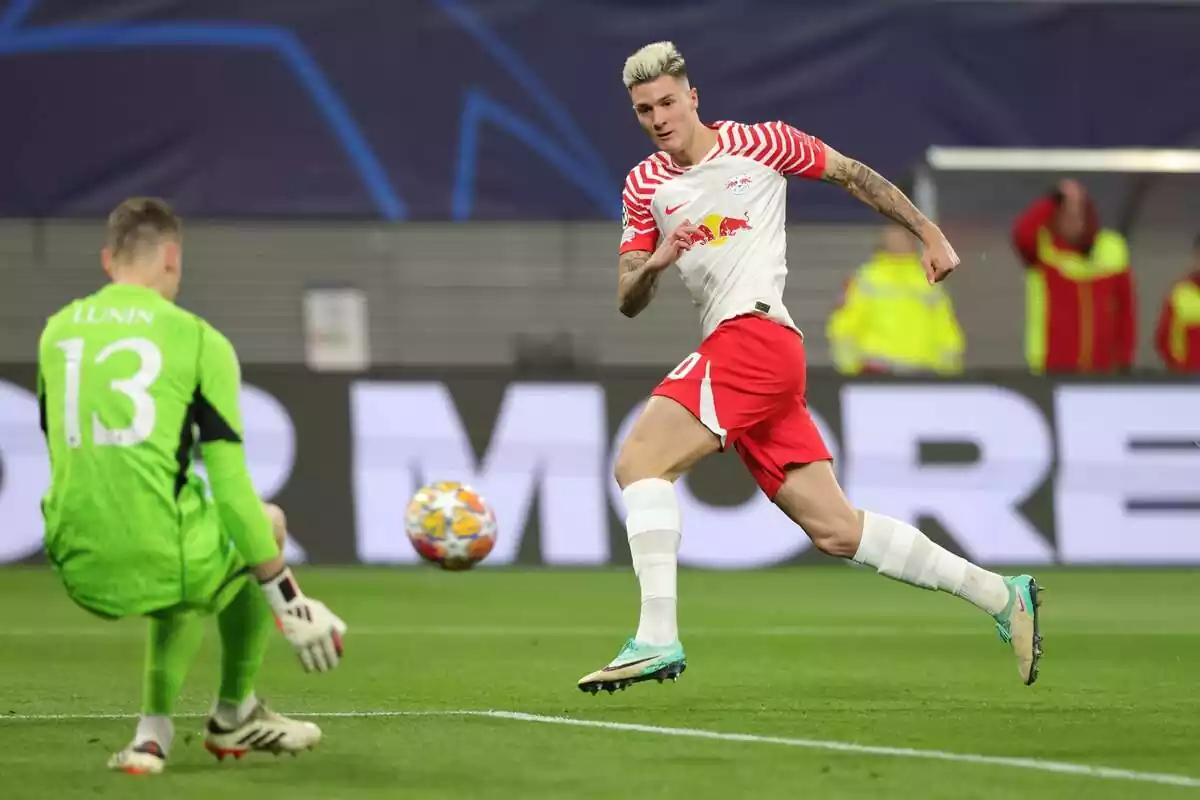 Benjamin Sesko disparando a puerta con Andriy Lunin deteniendo el chute