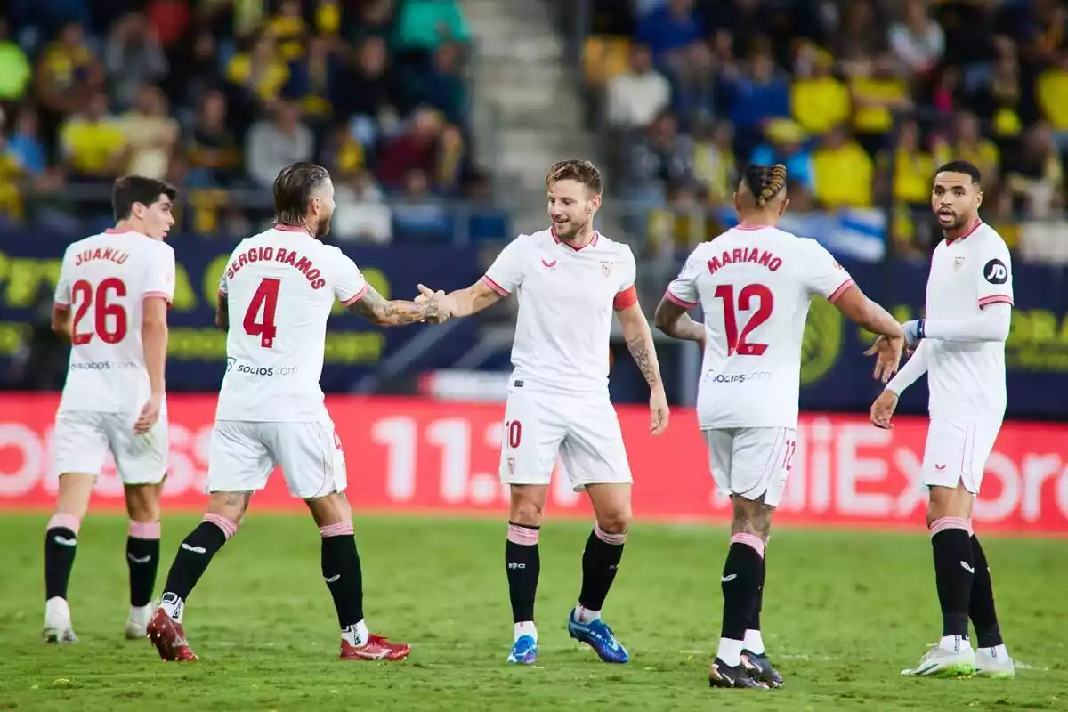 Los futbolistas del Sevilla FC chocan las manos y celebran un gol contra el Cádiz