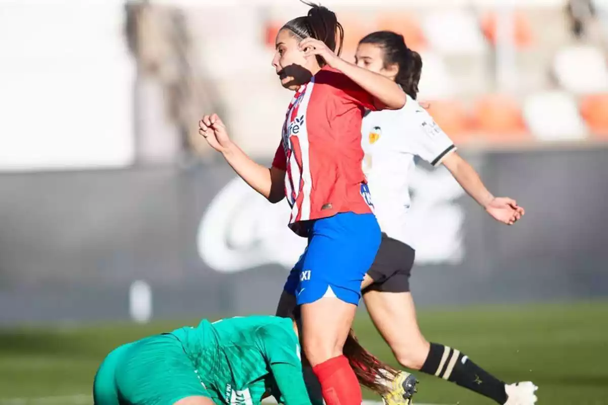 Sheila Guijarro, marcando uno de sus goles ante el Valencia, sigue haciendo méritos para ir convocada con la selección española