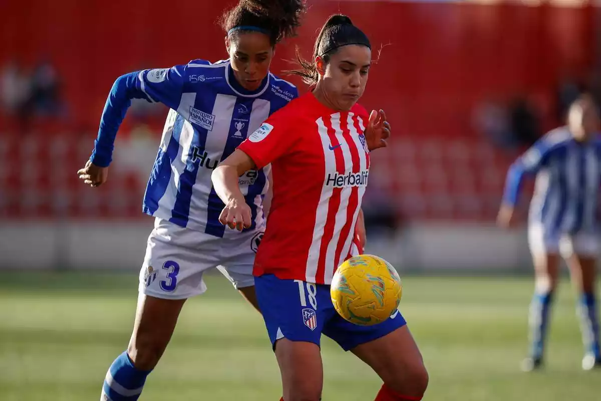Sheila Guijarro, disputando una pelota en el duelo entre el Atlético y el Sporting de Huelva