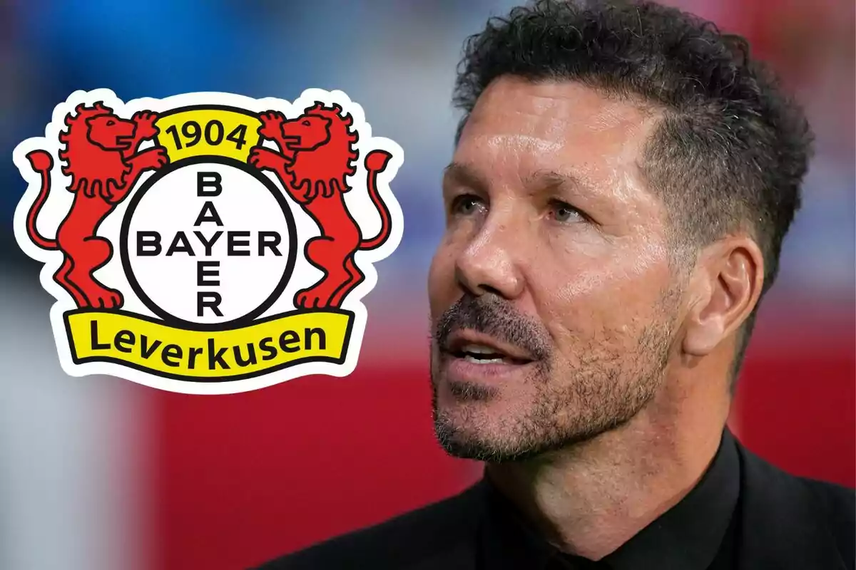 Un hombre con barba y cabello corto junto al logo del Bayer Leverkusen.