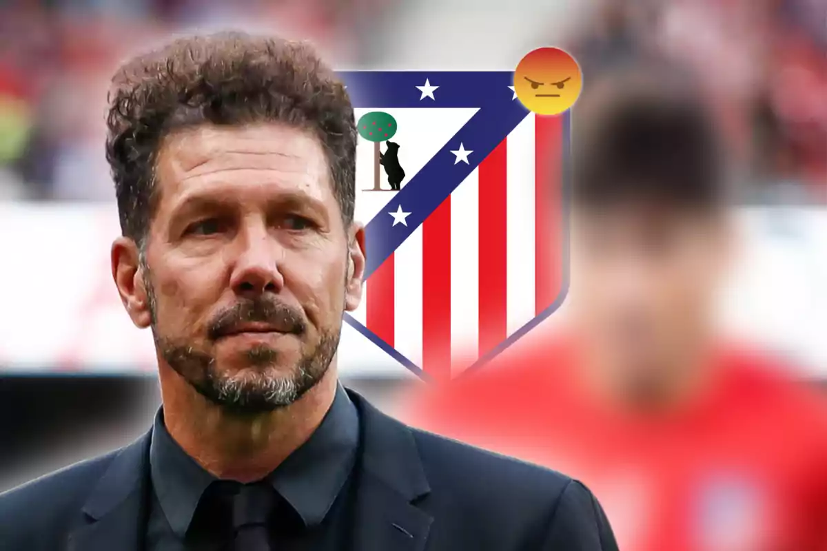 Un hombre con traje oscuro frente al escudo del Atlético de Madrid y un emoji enojado.