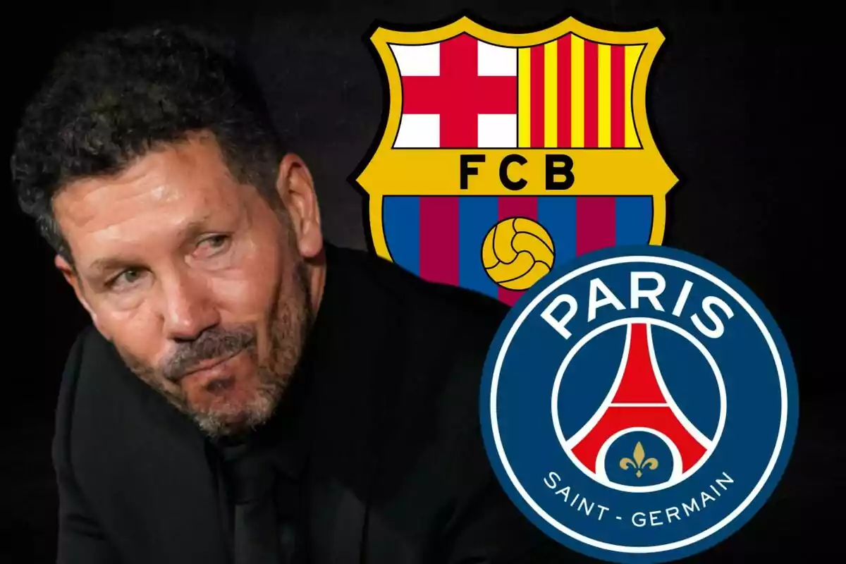 Un hombre con barba y cabello oscuro está frente a los escudos del FC Barcelona y el Paris Saint-Germain.