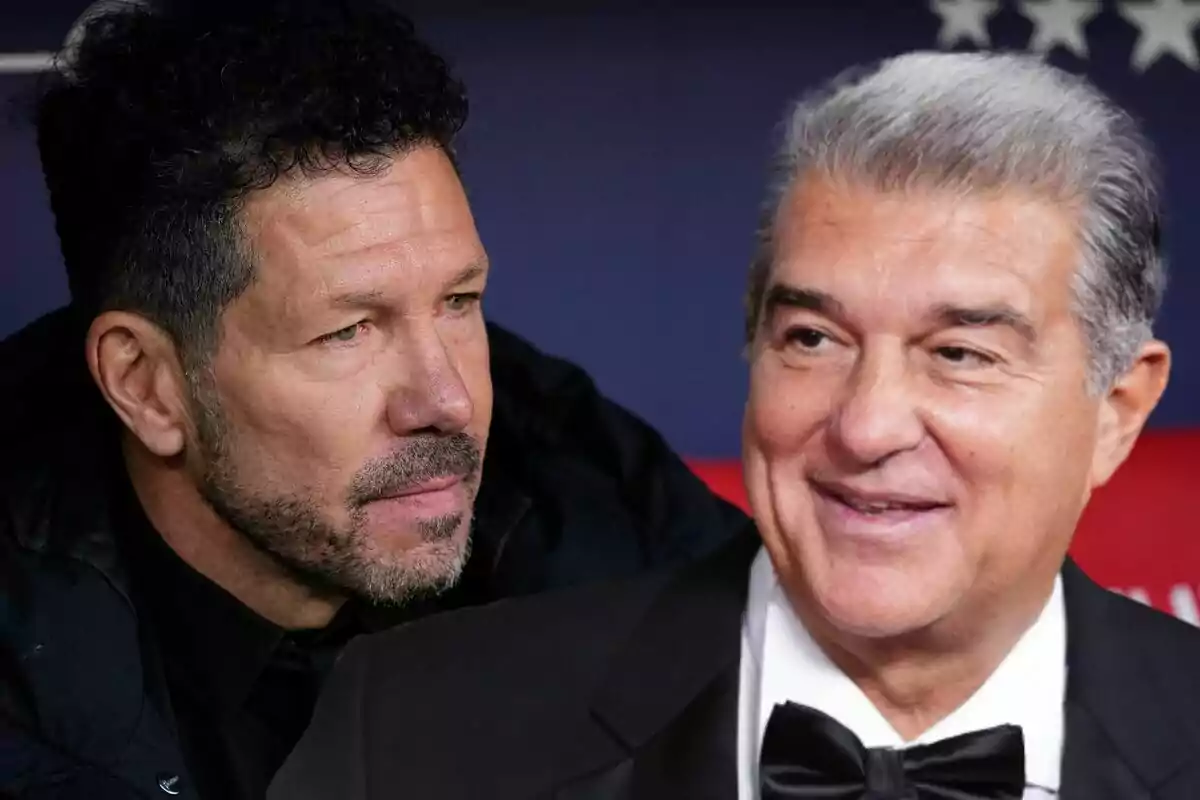 Dos hombres en una conversación, uno con cabello rizado y barba, el otro con cabello canoso y traje formal.