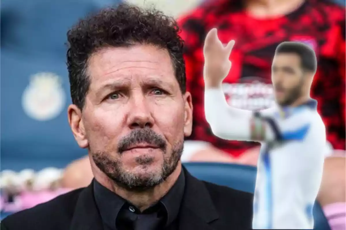 Un hombre con barba y cabello rizado mira al frente mientras una figura borrosa de un jugador de fútbol aparece en el fondo.