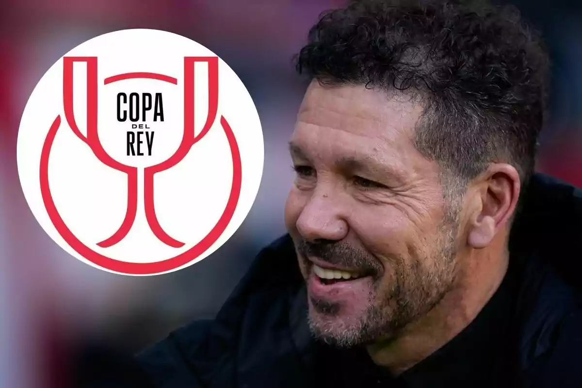 Hombre sonriendo con el logo de la Copa del Rey al fondo.