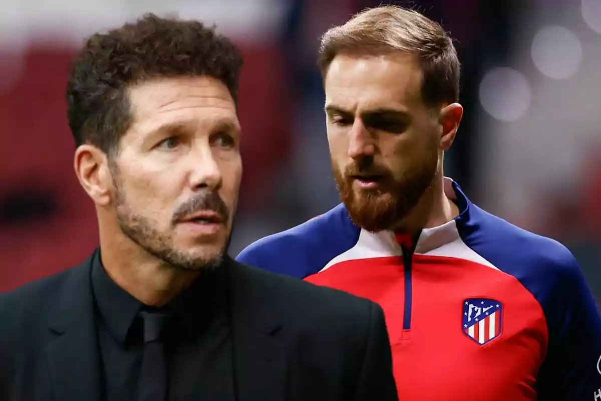 Dos hombres, uno con traje negro y otro con uniforme deportivo del Atlético de Madrid, en un estadio.