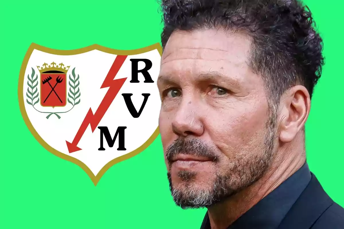 Hombre con barba y cabello rizado frente al escudo del Rayo Vallecano sobre un fondo verde.